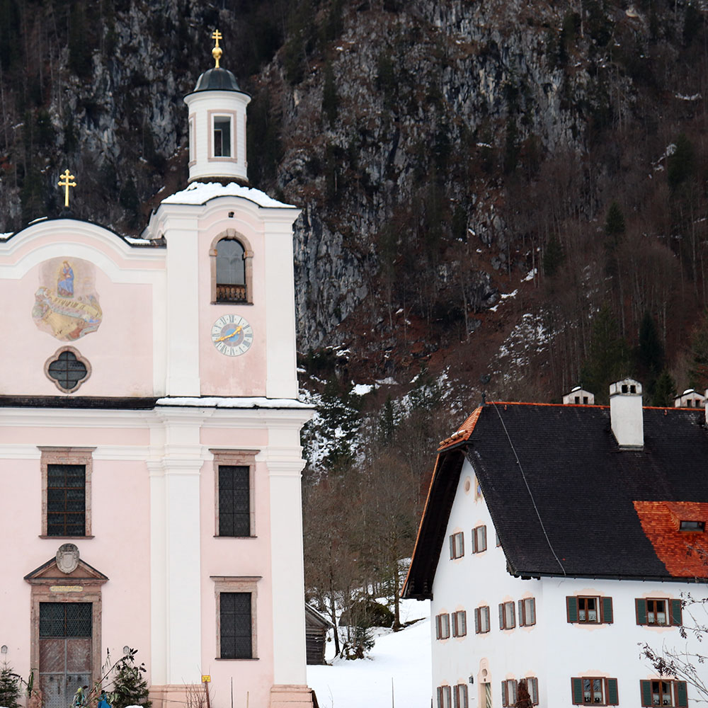 Kirche Maria
                                    Kirchenthal und anderes Gebäude