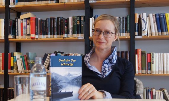 Susanne Huber präsentiert ihren Erstlingsroman „Und der See schweigt“ in der Schulbibliothek der HBLW Saalfelden Foto: Robert Kalss