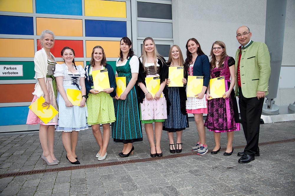 Michael Porenta vom Raiffeisenverband Salzburg gratuliert den acht erfolgreichen Absolventinnen der Raiffeisen-Finanzakademie aus der HBLW Saalfelden zu ihrer wertvollen Zusatzausbildung.        Foto: Raiffeisen